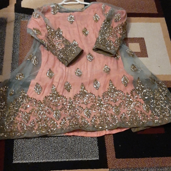 Dresses - Picture 4 of 4